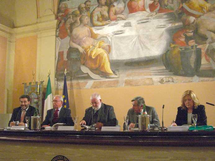 Il tavolo della presidenza e dei relatori (foto Mauro Brattini)