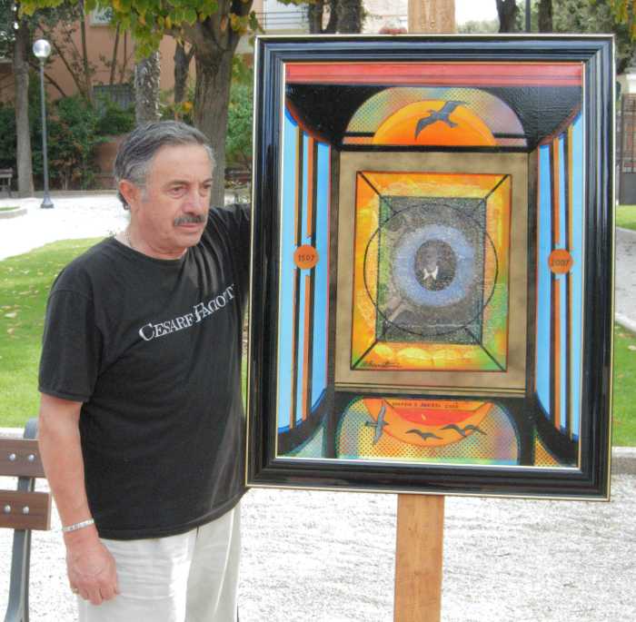 Civitanova Marche, Lido Cluana. Quarta edizione di VITA VITA: il pittore di origine civitanovese, Benito Berrettoni posa accanto alla sua opera Omaggio ad Annibal Caro (foto di Sergio Fucchi)