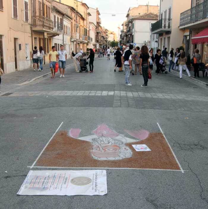 Fase preparatoria del ritratto di Annibale Caro di Mauro Brattini eseguito a Civitanova Marche, in corso Dalmazia, nell'ambito della manifestazione VITA VITA, 2007 dalla Scuola Internazionale dei Madoneri di Verona diretta da Felice Naalin (foto di Sergio Fucchi)