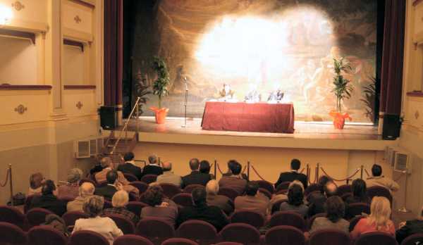 Un altro momento della presentazione a Civitanova Alta del 7 novembre 2007 del saggio di Riccardo Scrivano "Ritratto di Annibal Caro" (foto di Sergio Fucchi)