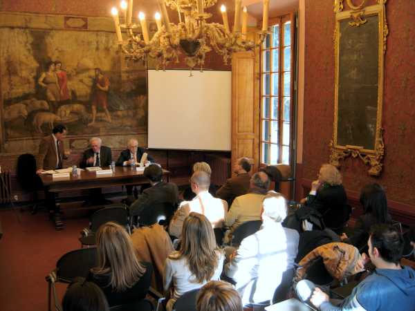 Un momento della presentazione a Macerata del 7 ottobre 2007 del saggio di Riccardo Scrivano "Ritratto di Annibal Caro". Da sinistra il prof. Marcello Verdenelli di Macerata, al centro l'autore, il prof. Riccardo Scrivano, ed infine il prof. Giulio Ferroni di Roma, (foto di Sergio Fucchi)