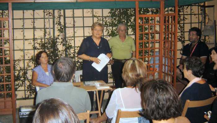 Un momento della serata del 19 agosto 2007 nel cortile interno della libreria Mondadori di Civitanova Marche.