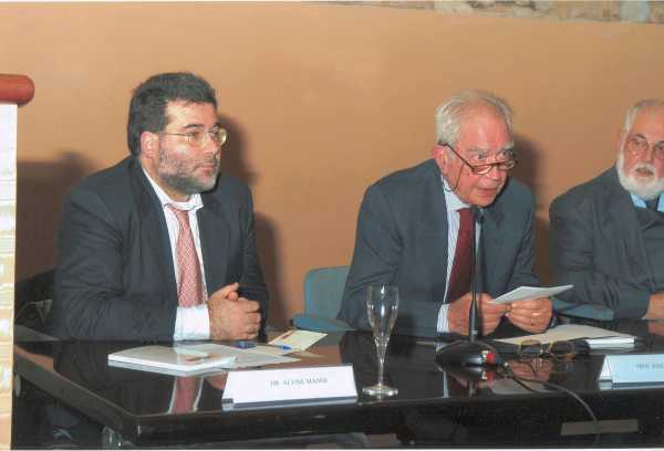 Il Prof. Rino Avesani, Professore Emerito dell'Università La Sapienza di Roma, relaziona su "Letteratura,  Religione, Politica nell'Era Tridentina": Roma, 25 Ottobre 2007,  Sala Convegni del Pio Sodalizio dei Piceni, Complesso Monumentale in Piazza San Salvatore in Lauro (Foto Archivio Pio Sodalizio dei Piceni).