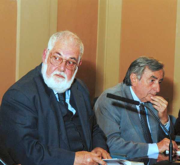 il Presidente del Pio Sodalizio dei Piceni, Dottor Paolo Spinucci saluta i presenti (a sin.) e il Dottor Giorgio Bizzarri (a des.) discute su "Annibal Caro nella biblioteca del Pio Sodalizio dei Piceni": Roma, 25 Ottobre 2007,  Sala Convegni del Pio Sodalizio dei Piceni, Complesso Monumentale in Piazza San Salvatore in Lauro (Foto Archivio Pio Sodalizio dei Piceni)