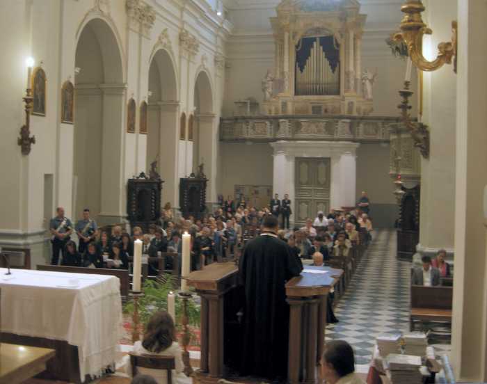 Un momento della S.Messa in latino in suffragio dell'anima di Annibale Caro - Civitanova Marche Alta, 6 giugno 2007, chiesa di San Paolo - foto di Alvise Manni