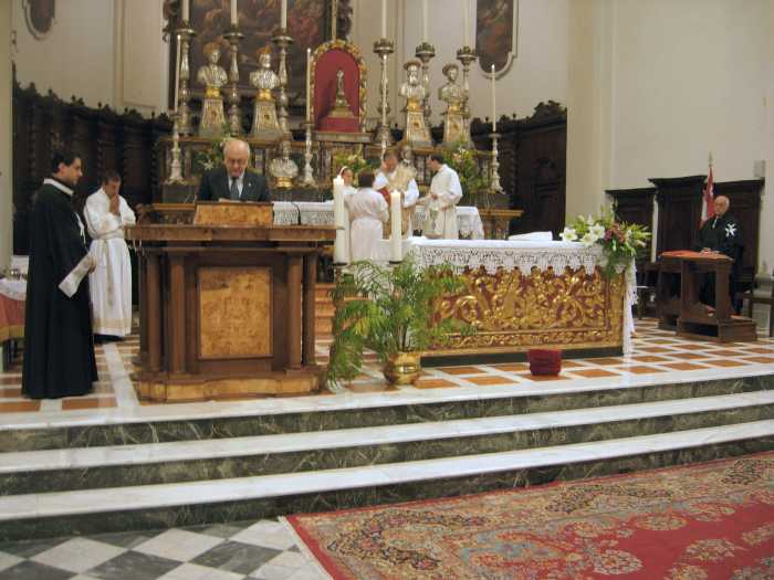 Un momento della S.Messa in latino in suffragio dell'anima di Annibale Caro - Civitanova Marche Alta, 6 giugno 2007, chiesa di San Paolo - foto di Sergio Fucchi