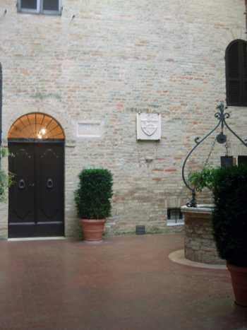 Civitanova Marche Alta: cortile di ingresso della casa natale di Annibal Caro, ora Pinacoteca Comunale 