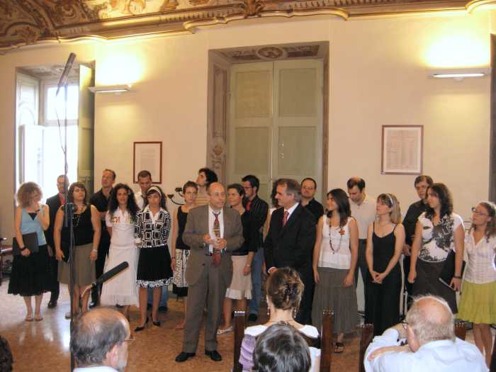 Concerto del Coro dell'Università di Macerata diretto dal Maestro Aldo Cicconofri, qui con il professor Diego Poli.