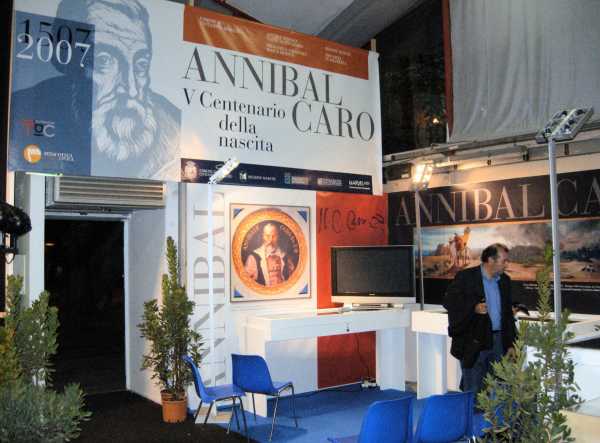 Cartacanta 2007: lo stand della Pinacoteca Comunale di Civitanova Marche dedicato ad Annibal Caro (foto di Sergio Fucchi).