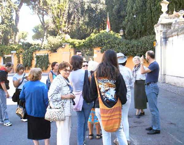 Piazza dei Cavalieri dell'Ordine di Malta a Roma: il Dottor Marcovalerio Marletta illustra i monumenti al Gruppo di 16 gitanti dell'Archeoclub di Civitanova Marche. Foto di Alvise Manni 2007