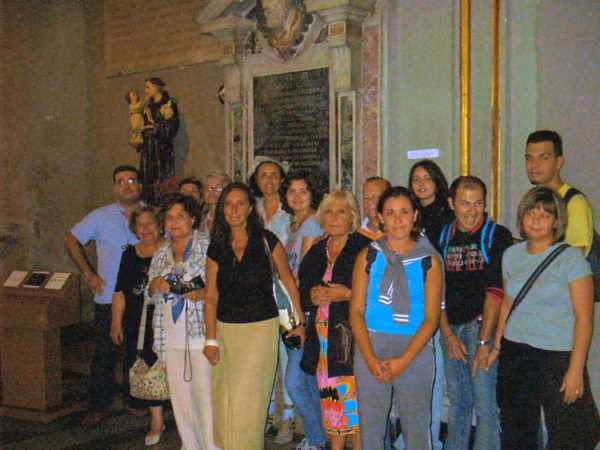 Il gruppo davanti alla tomba di Annibale Caro nella Chiesa di San Lorenzo in Damaso a Roma. Foto di Alvise Manni 2007.