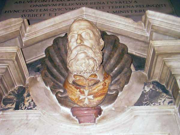 Foto del busto di Annibale Caro sulla sua Tomba: si noti il fatto che ha al collo la Croce di Malta. Foto di Alvise Manni 2007.
