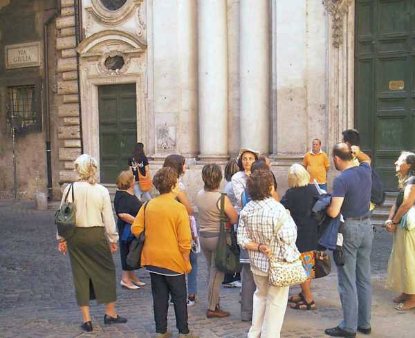 Via Giulia a Roma: il Dottor Marcovalerio Marletta illustra i monumenti al Gruppo dell'Archeoclub. Foto di Alvise Manni 2007.