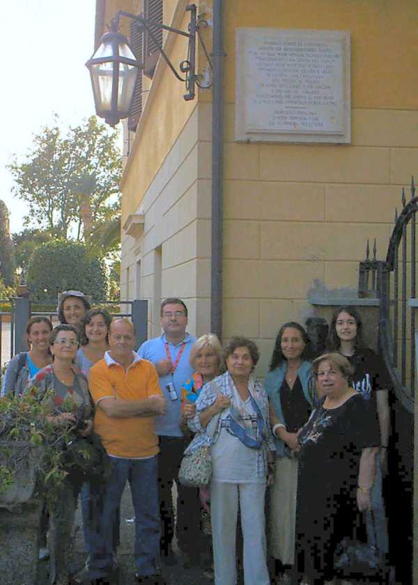 Il gruppo davanti alla lapide che ricorda la Villa di Annibale Caro a Frascati, Roma. Foto di Alvise Manni 2007