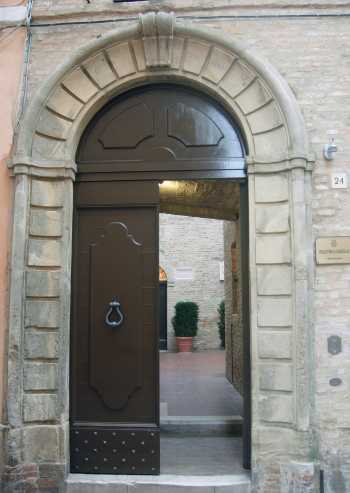 Civitanova Marche Alta: ingresso della casa natale di Annibal Caro, ora Pinacoteca Comunale 