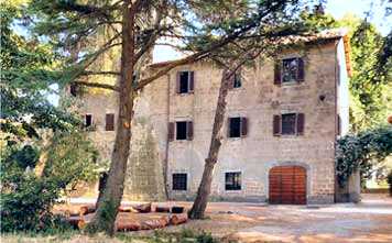 Montefiascone (VT). Palazzetto Commendale in località SS. Giovanni e Vittore in Selva: foto tratte dal sito Internet http://www.commendaviterbo.it/