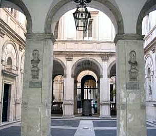 Roma: coritle interno di Palazzo Gaddi, colonne con busti di Annibal Caro scolpiti in bassorilievo. Foto di Alberta Manni