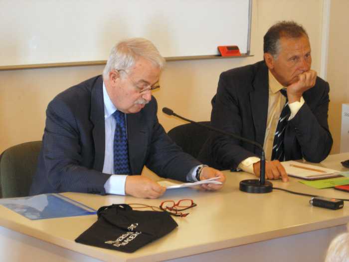 Momenti e relatori della prima giornata del Convegno del 16 e 17 giugno 2007 a Macerata: intervento del Professor Carlo Santini dell'Università di Perugia.