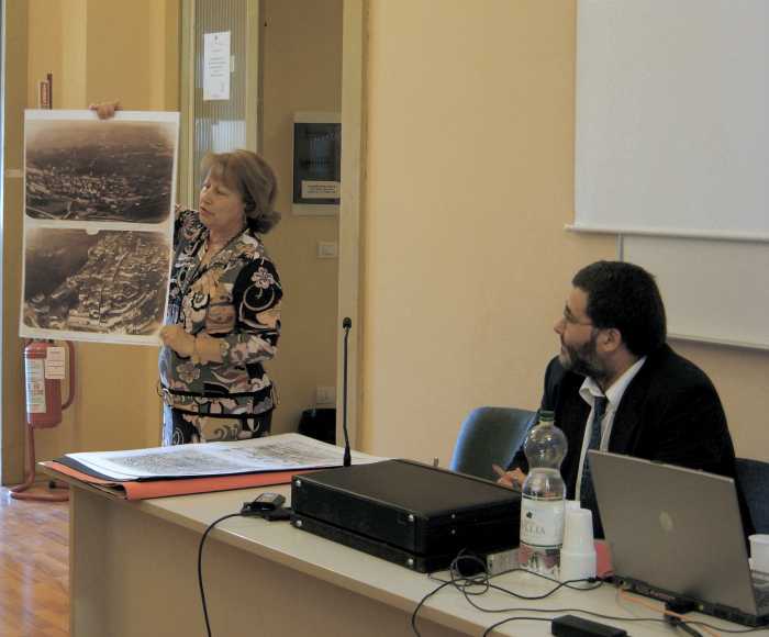 Momenti e relatori della seconda giornata del Convegno del 16 e 17 giugno 2007 a Macerata: Professoressa Anna Maria Vecchiarelli dell'Archeoclub d'Italia di Civitanova Marche.