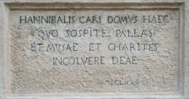 Epigrafe restaurata posta all'ingresso della casa natale di Annibal Caro a Civitanova Marche Alta, ora Pinacoteca Comunale.