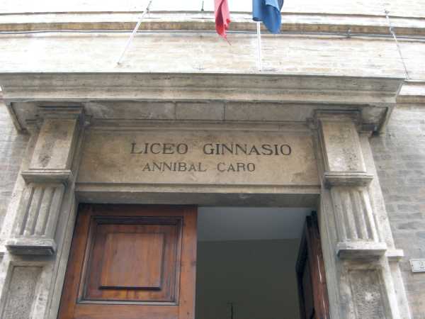 Ingresso del Liceo Classico Annibal Caro di Fermo (foto di Giulietta Bascioni)