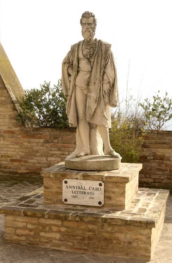 Statua di Annibal Caro posta nel cortile interno del Teatro dell'Aquila di Fermo (foto di Giulietta Bascioni)